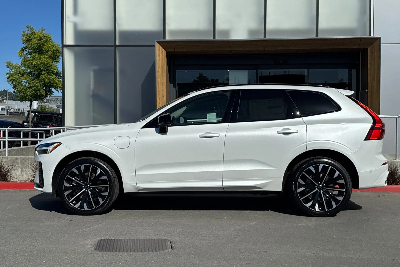 New 2026 Crystal White Volvo T8 Ultra image 5