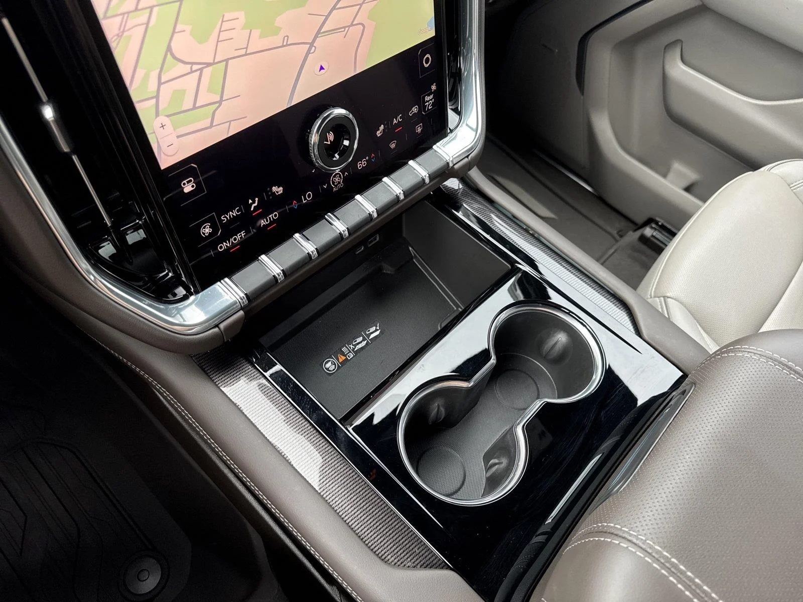 Used 2025 Summit White GMC Elevation image 29