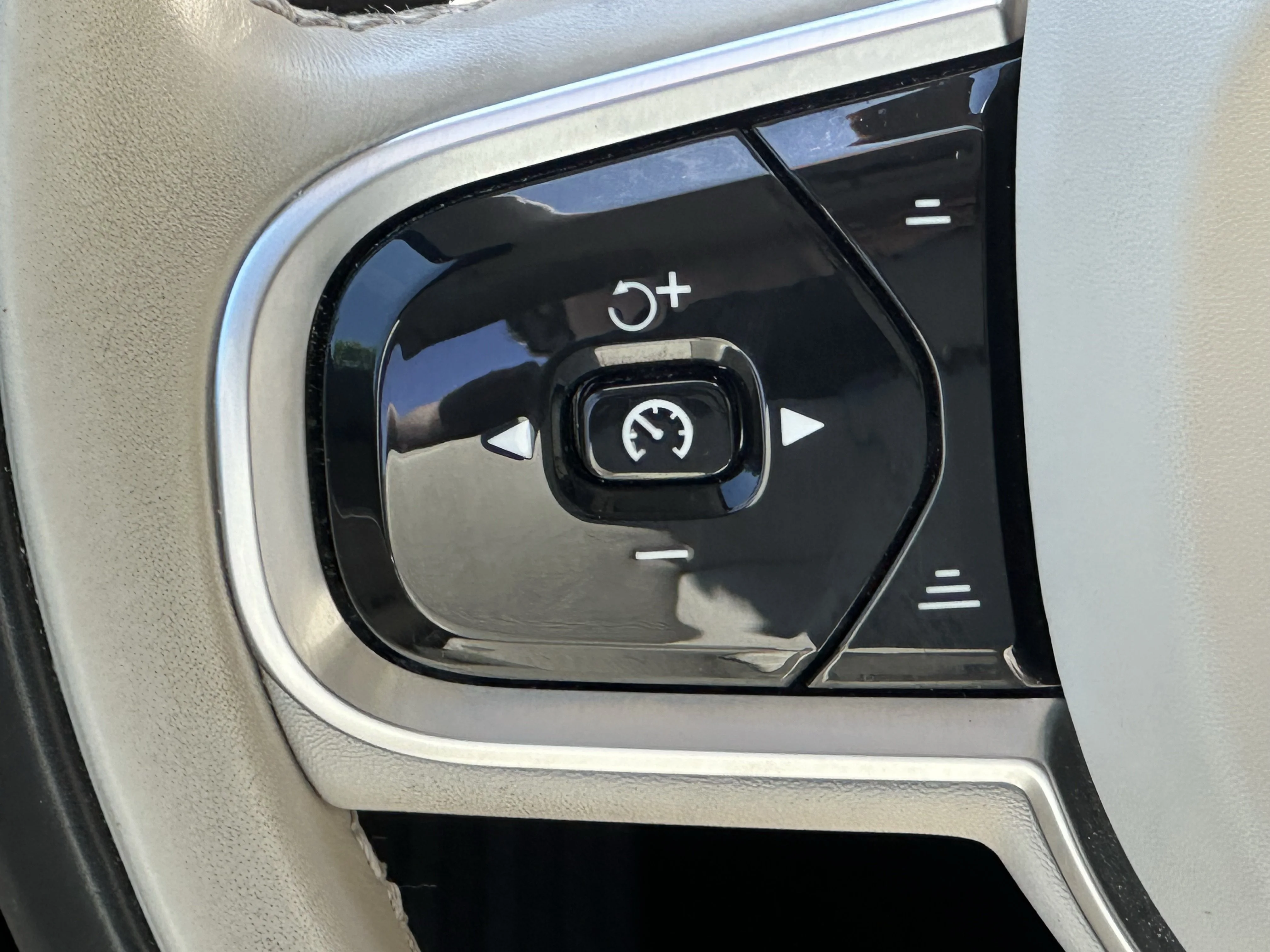 Certified Used 2024  Volvo Plus Bright Theme image 12