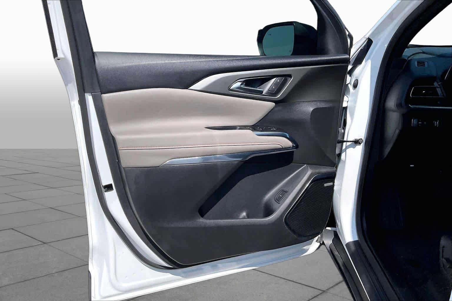 Used 2025 Summit White Chevrolet LT image 22