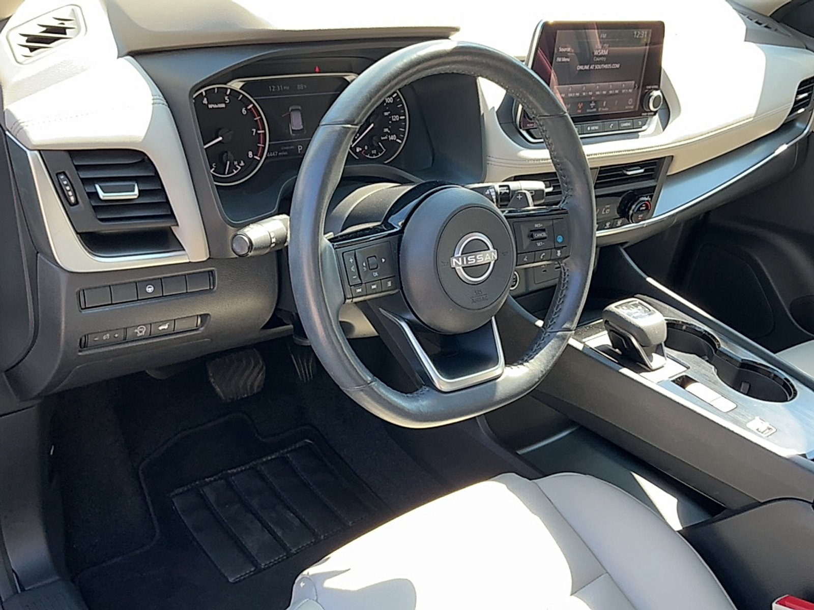 Used 2023 Pearl White Tricoat Nissan SV FWD image 9