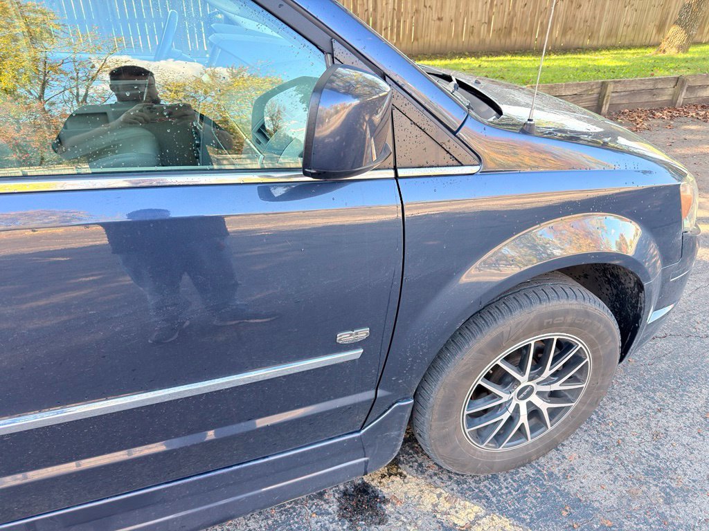 Used 2009 Blue Chrysler Touring image 6