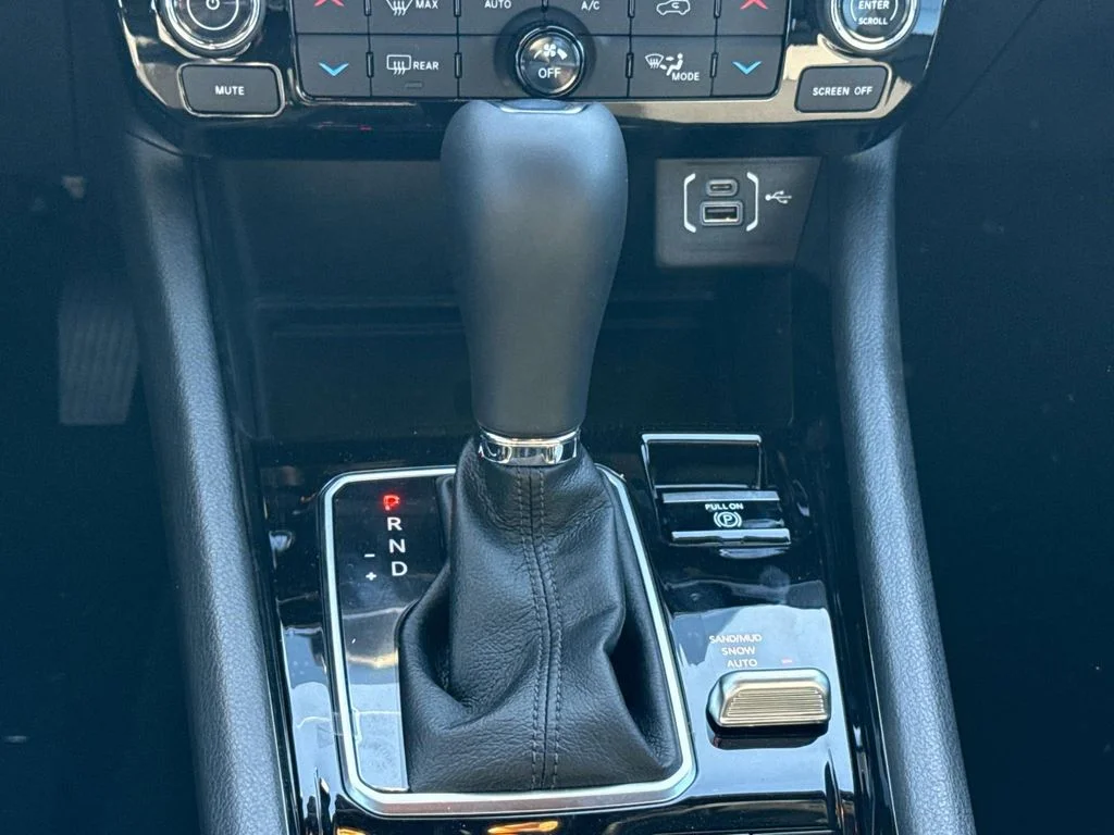 New 2026 White Jeep Latitude image 16