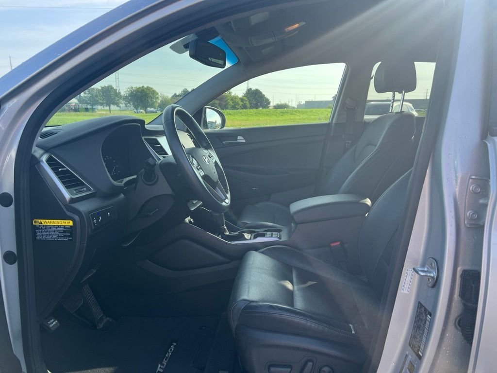 Used 2018 Molten Silver Hyundai SEL Plus image 8