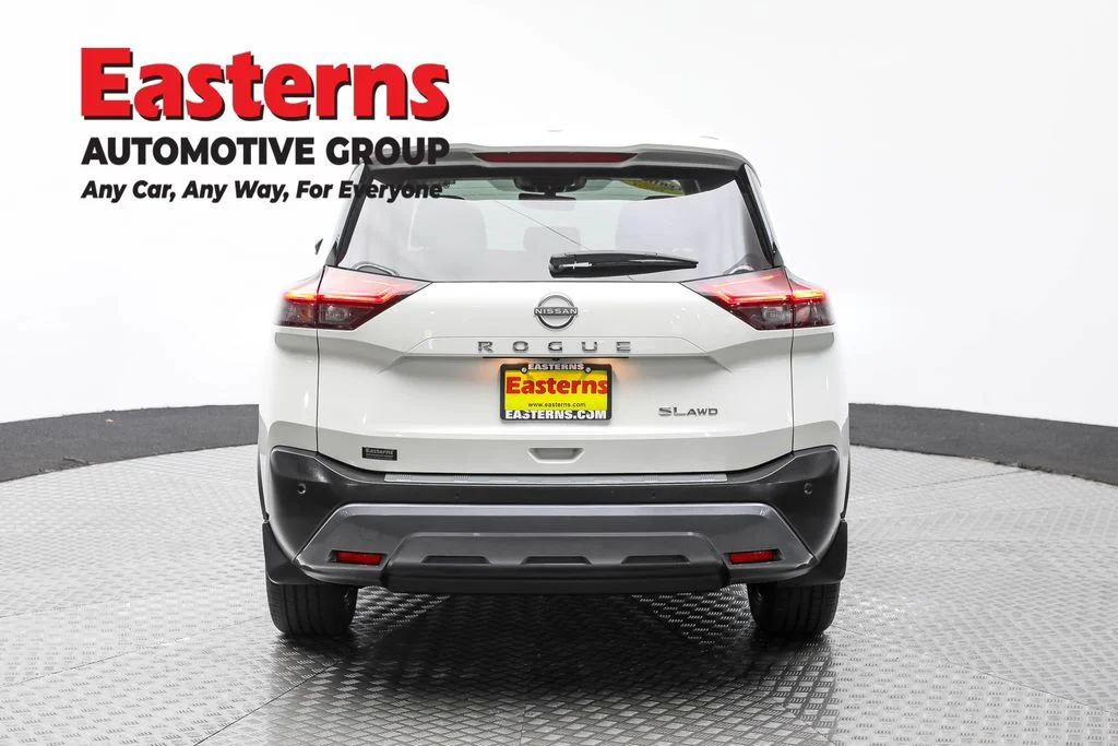 Used 2022 White Nissan SL image 6