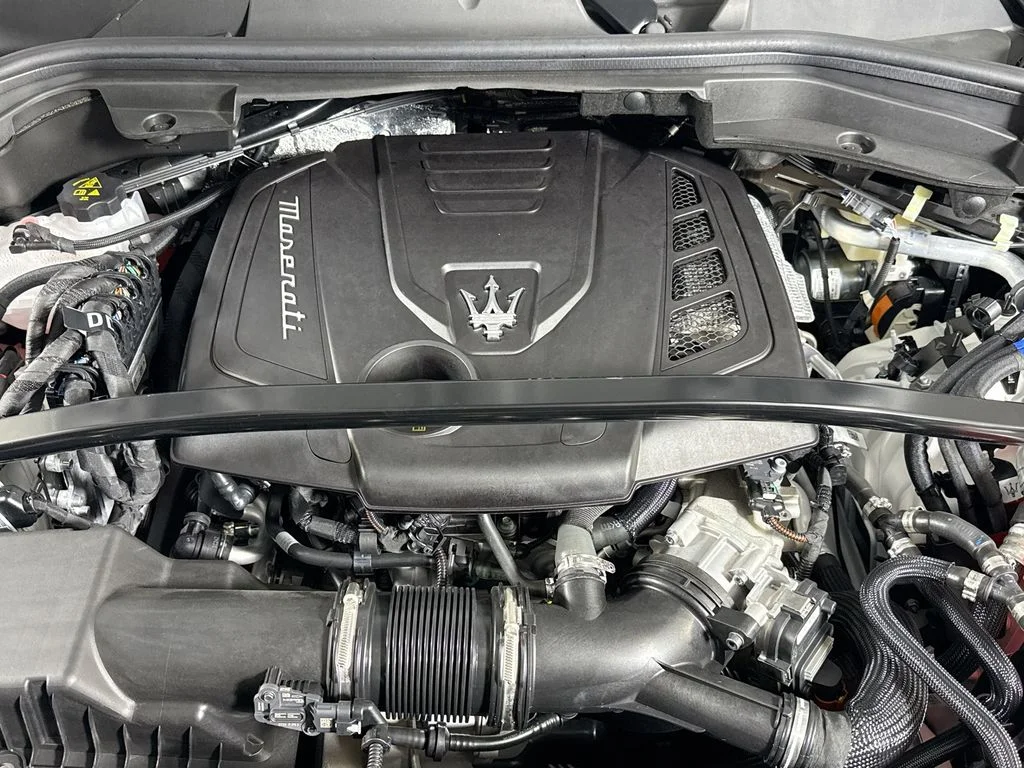 Used 2025 Bianco Maserati Base image 26
