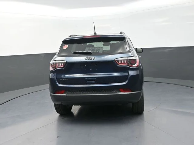 New 2026 Fathom Blue Pearl-Coat Exterior Paint Jeep Latitude image 9