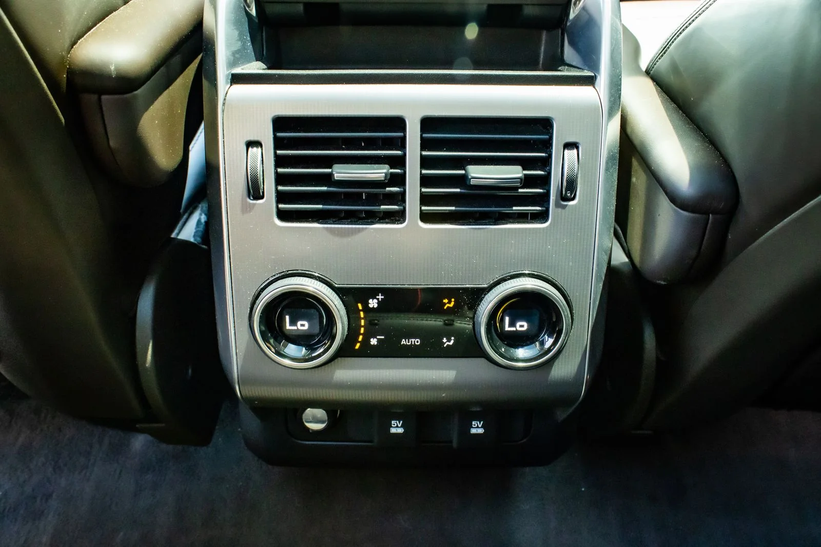 Used 2019 White Land Rover HSE image 13