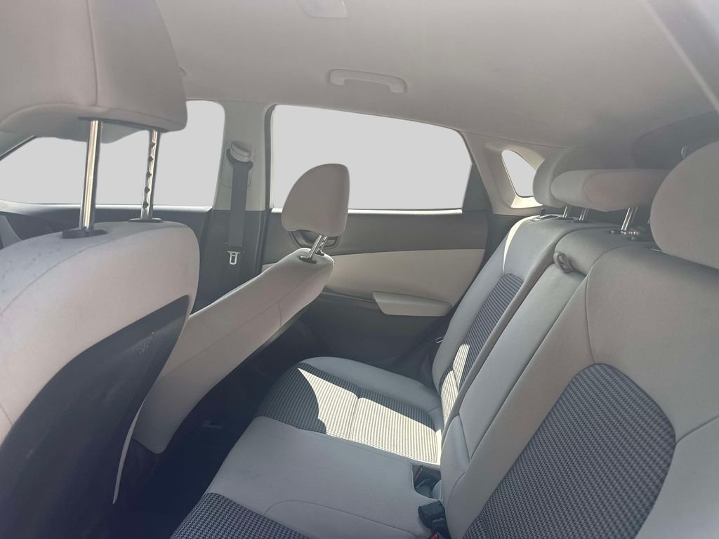 2023 Hyundai Kona SE - Photo 12