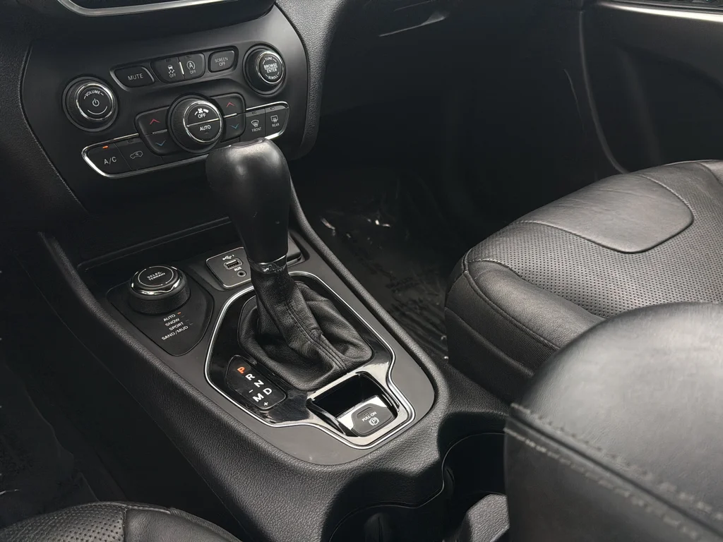 Used 2020 Slate Blue Pearlcoat Jeep Limited image 12