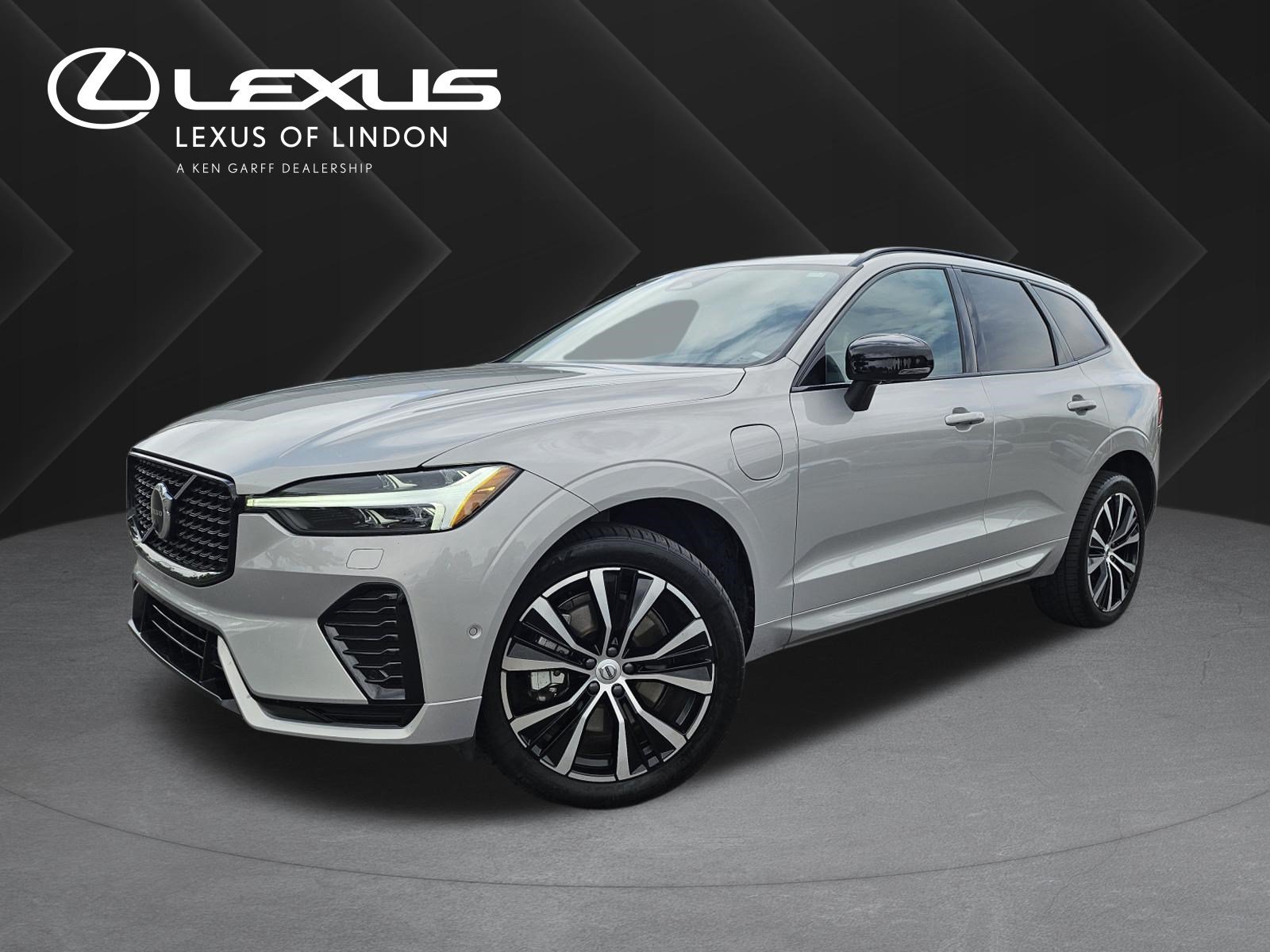 2023 Volvo XC60 T8 Plus Dark Theme AWD's photo