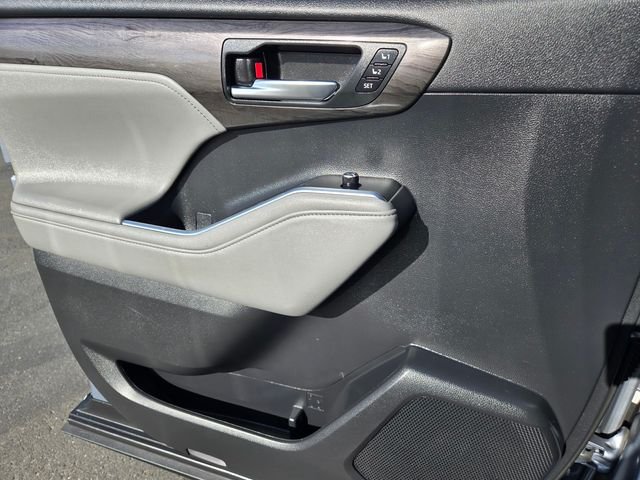 Used 2021  Toyota Platinum image 19