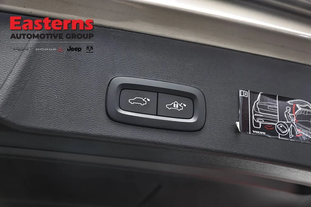 Used 2022 Brown Volvo Momentum image 27