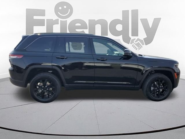 New 2026 Diamond Black Crystal Pearl-Coat Exterior Paint Jeep Altitude image 6