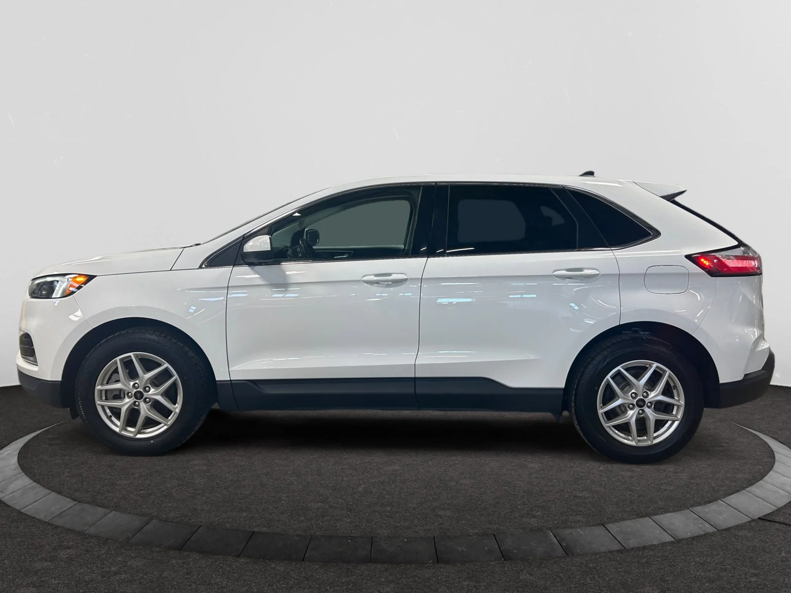 Used 2023 OXF WHITE Ford SEL AWD image 2