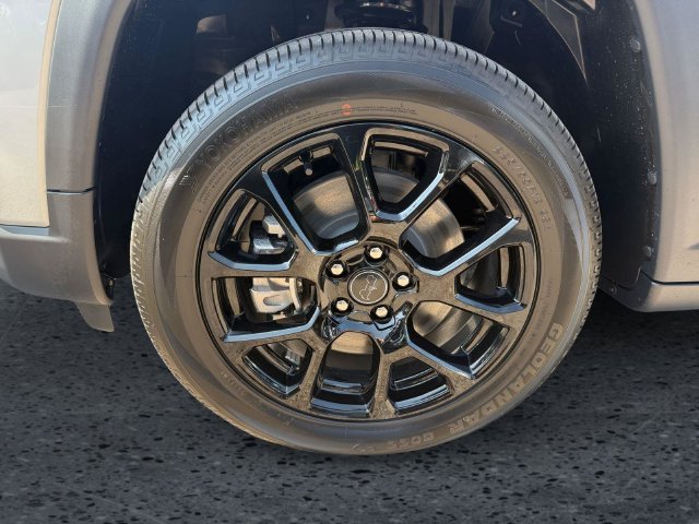 New 2026 Silver Zynith Metallic Clear-Coat Exterior Paint Jeep Latitude image 9