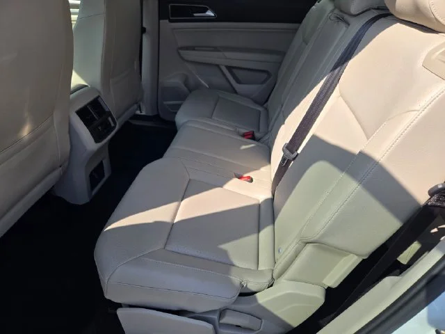 Used 2018 White Volkswagen 3.6L V6 SE image 17