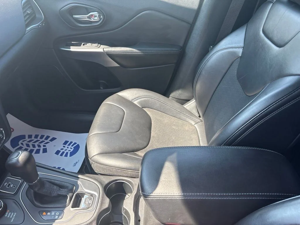 Used 2019 Gray Jeep Latitude Plus image 24