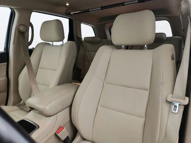 Used 2021 Granite Crystal Clearcoat Metallic Jeep Laredo E image 10
