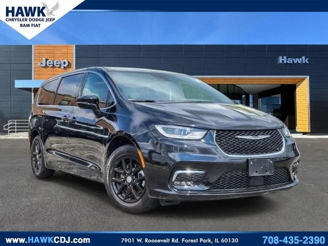 2026 Chrysler Pacifica Select's photo