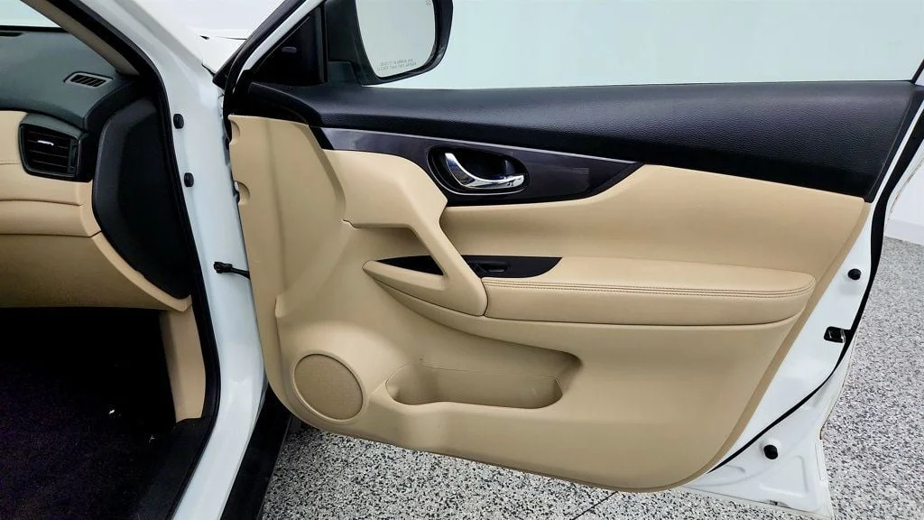 Used 2019 Pearl White Tricoat Nissan FWD SV image 25