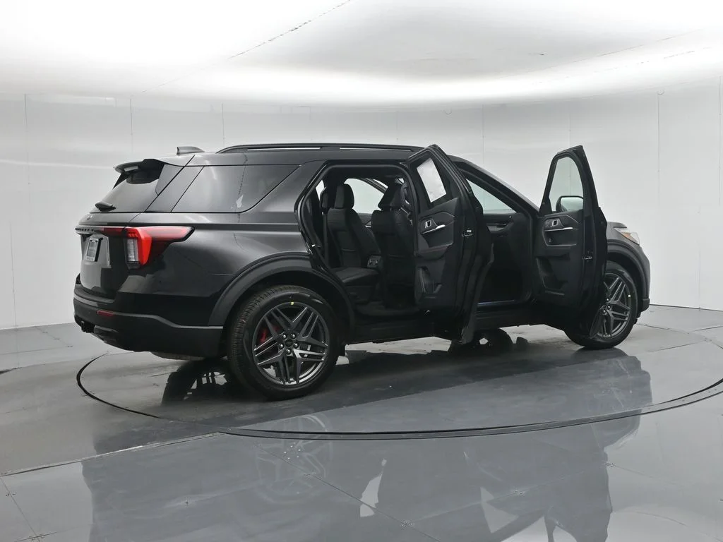 New 2026 Agate Black Metallic Ford ST-Line image 5