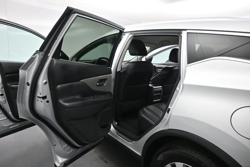 Used 2016 Silver Nissan SL image 16