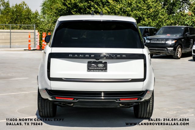 Used 2024  Land Rover SE image 7
