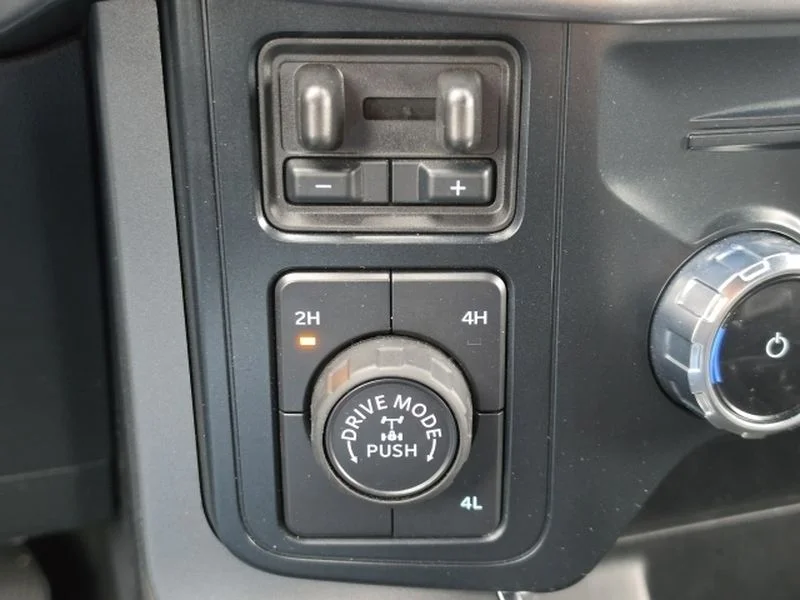 Used 2025 Space White Metallic Ford XLT image 23