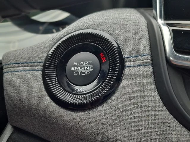 Used 2024  Jeep Latitude image 19