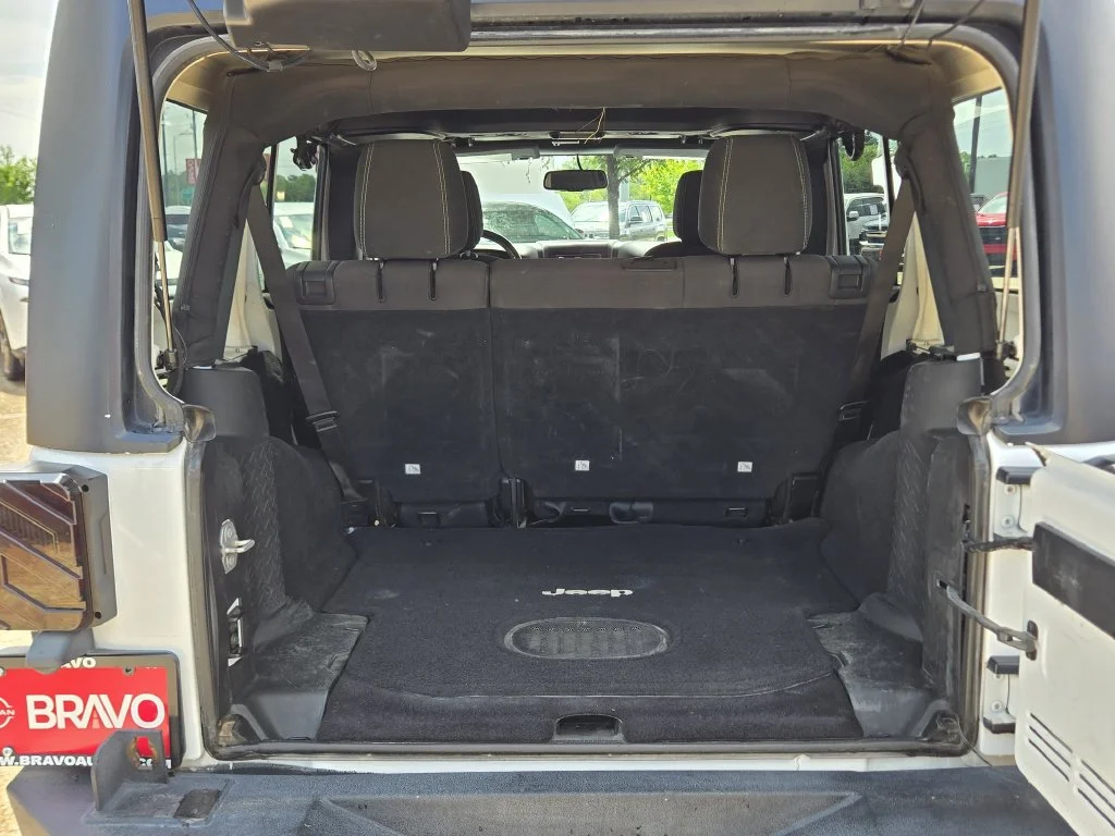Used 2016 White Jeep Unlimited Rubicon image 12