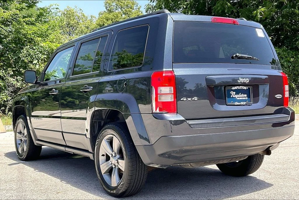 Used 2015 Gray Jeep Latitude image 7