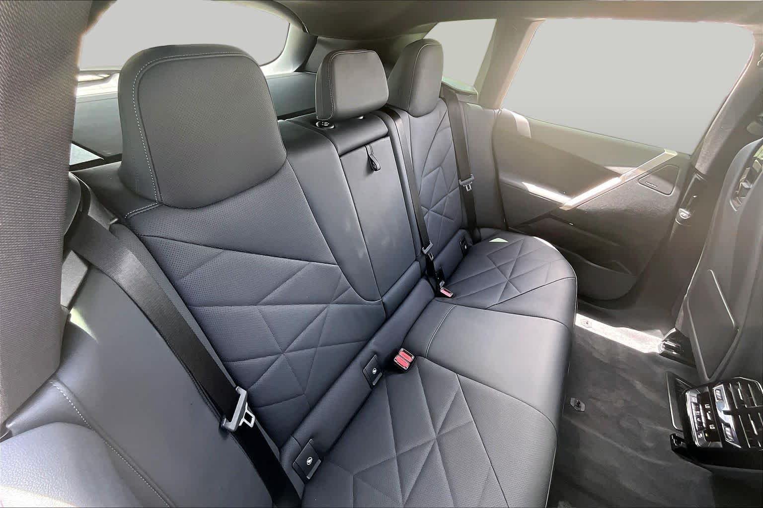 Used 2024 Dark Graphite Metallic BMW xDrive50 image 18