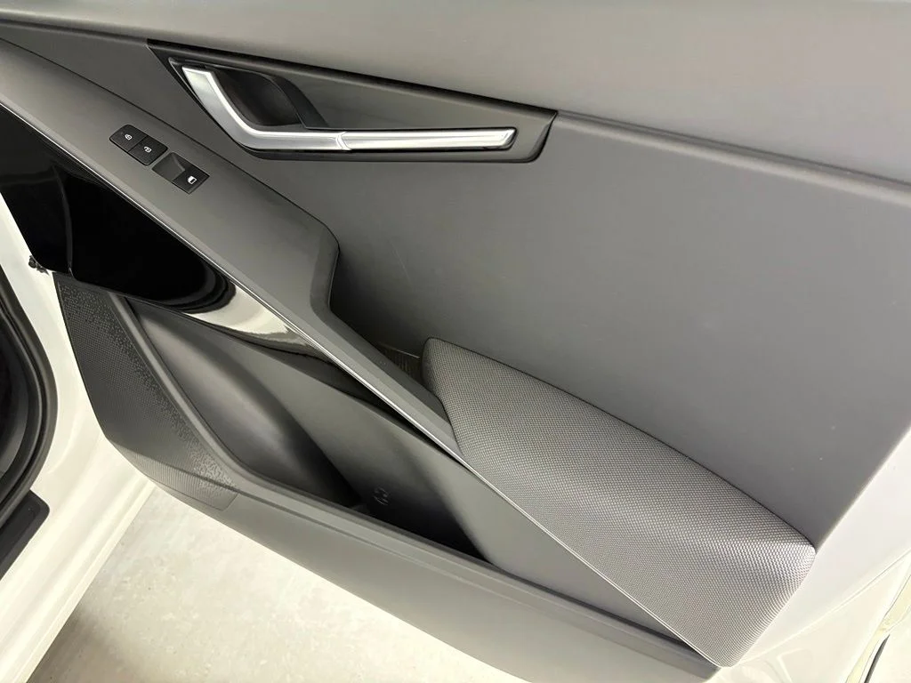 Used 2023 Snow White Pearl Kia Wind image 42