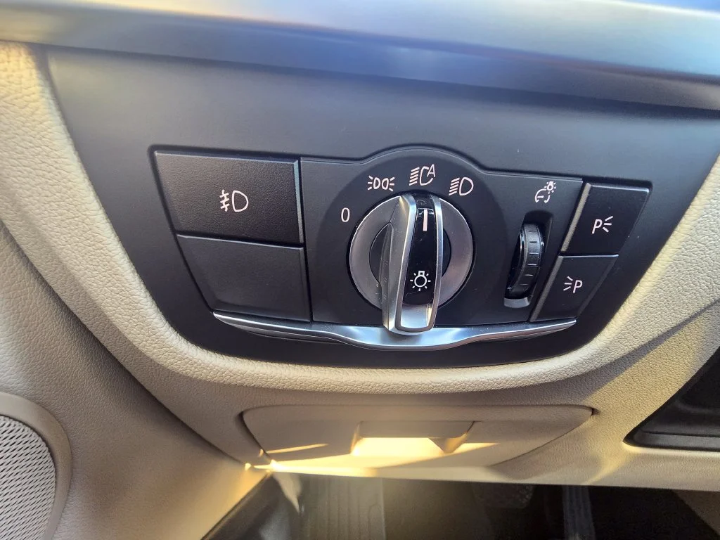 Used 2019 White BMW sDrive30i image 24