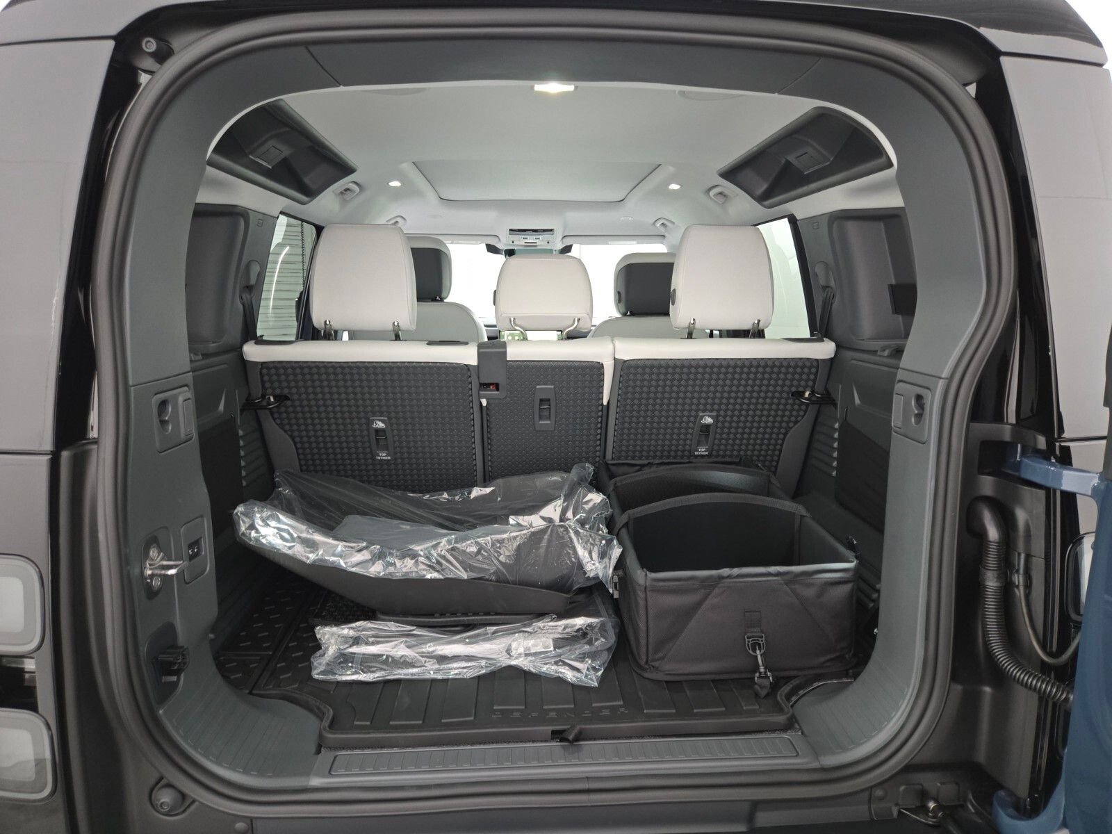 New 2026 Tasman Blue Land Rover X-Dynamic SE image 17