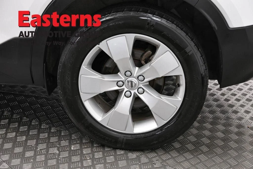 Used 2022 White Volvo Momentum image 34