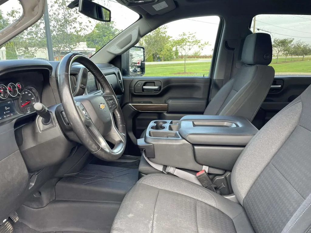 Used 2021 SILVER ICE METALLIC Chevrolet LT image 21