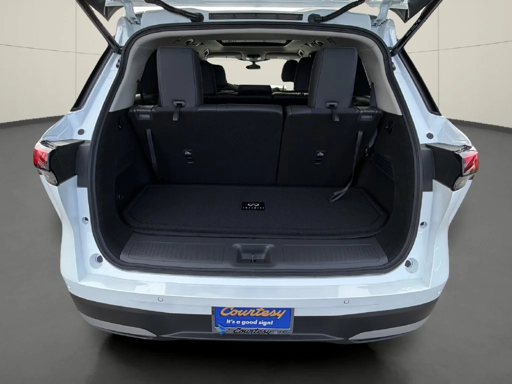 New 2027 RADIANT WHITE INFINITI Luxe FWD image 10