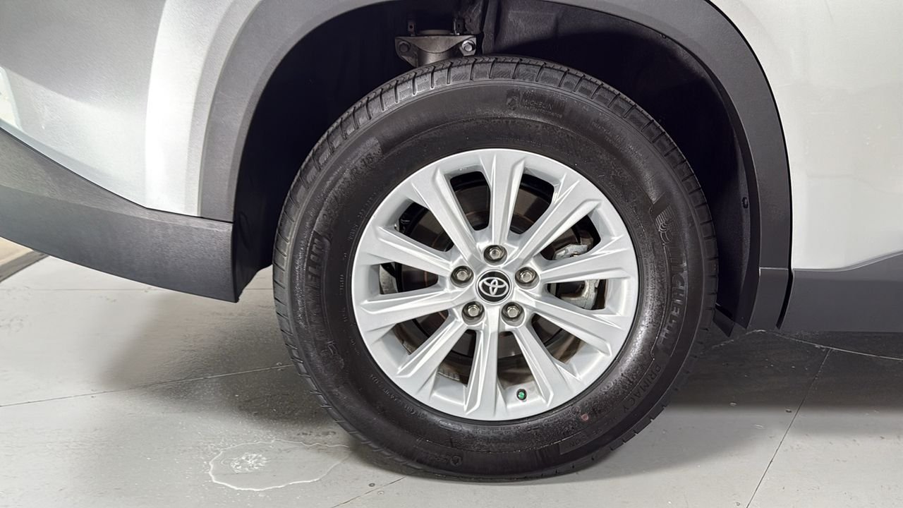 Used 2024 Silver Toyota XLE image 22