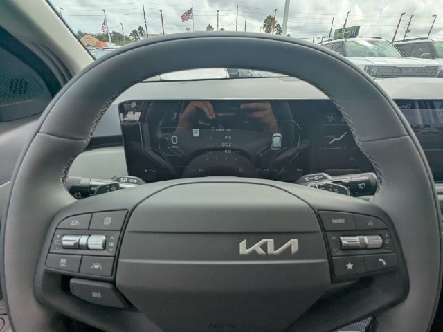 New 2027 Interstellar Gray Kia Wind image 27
