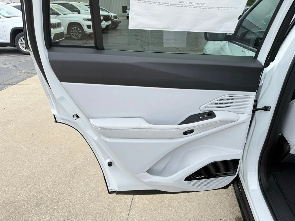 New 2026 Bright White Clear-Coat Exterior Paint Jeep Limited image 16