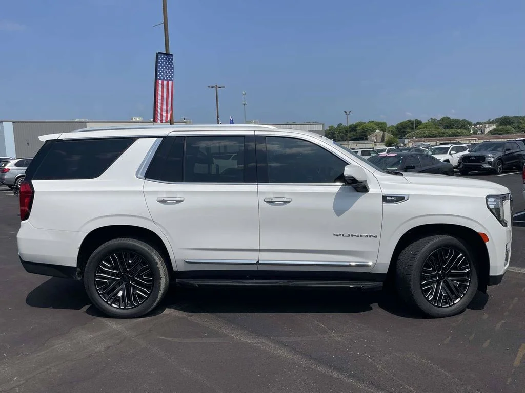 Certified Used 2022 White Frost Tri-Coat GMC SLT image 2