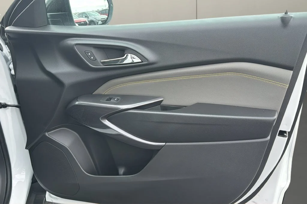 New 2026 Summit White Chevrolet ACTIV image 17