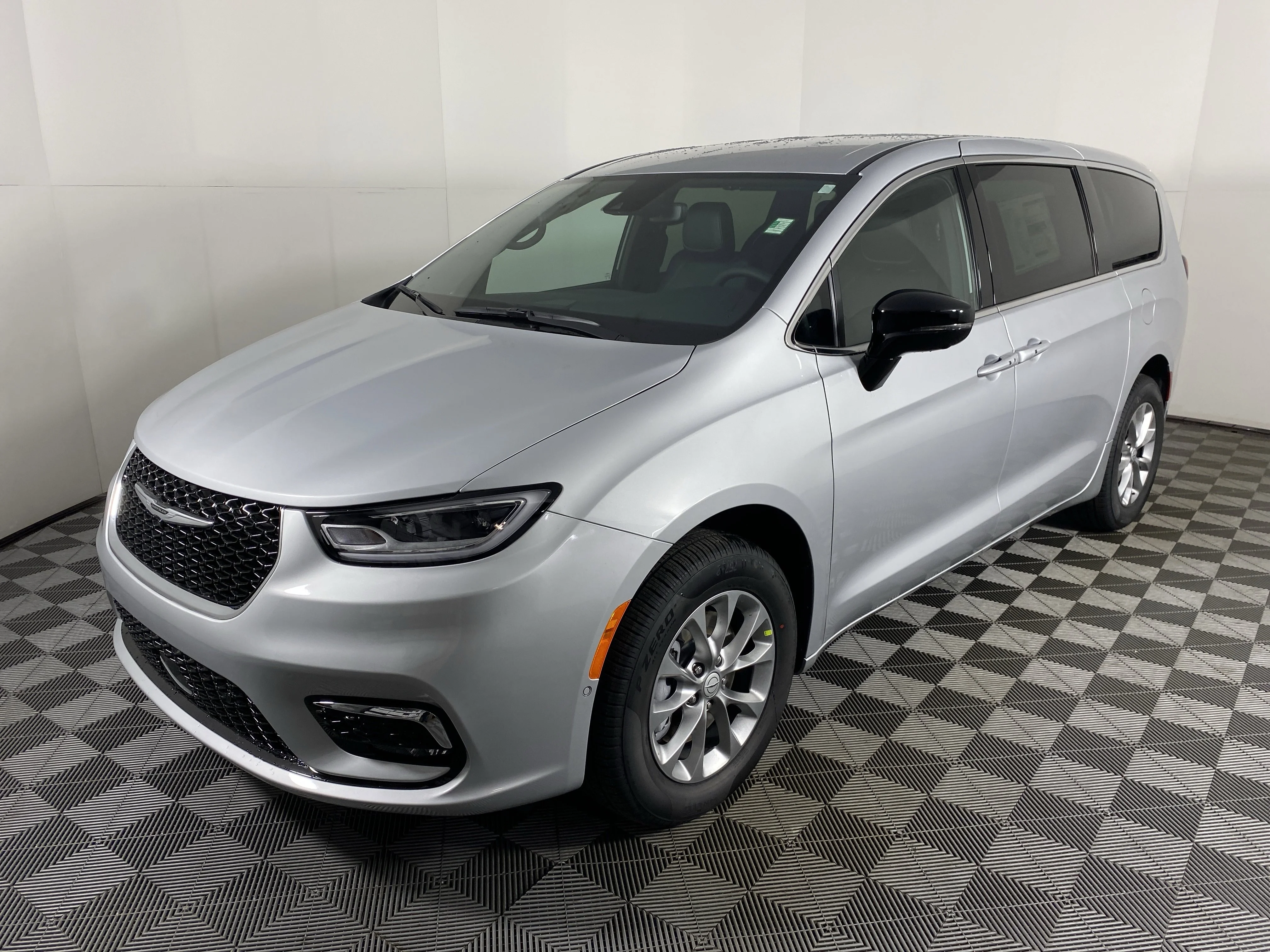 New 2026 Silver Mist Clear-Coat Exterior Paint Chrysler Select image 9
