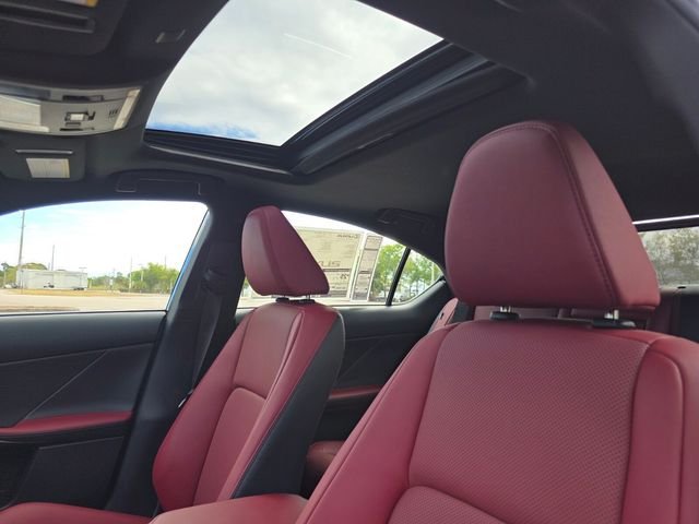 2025 Lexus IS 300 - Photo 21