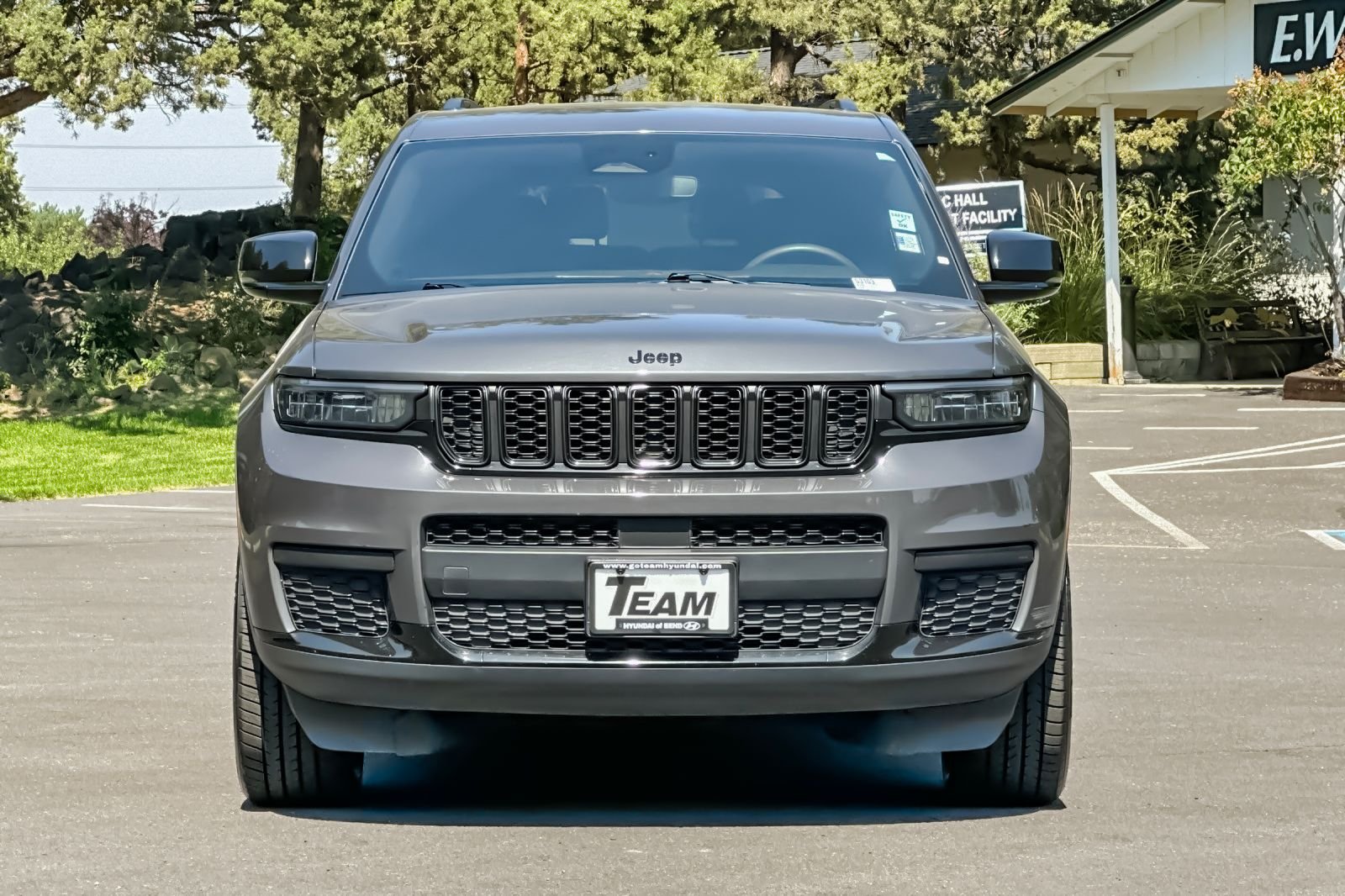 Used 2023 Gray Jeep Altitude image 10