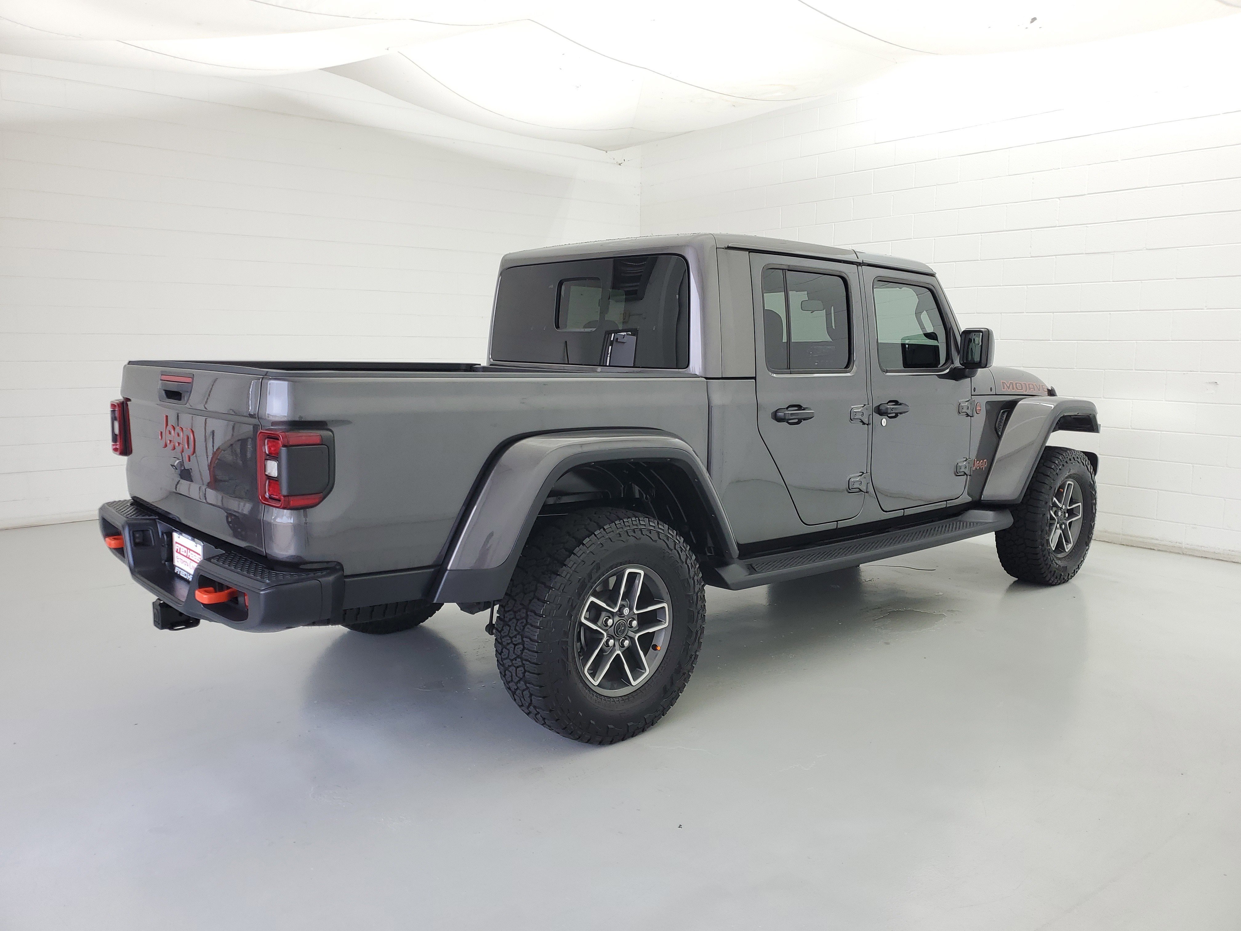 Used 2025 Granite Crystal Metallic Clearcoat Jeep Mojave image 5