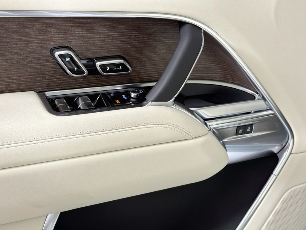 New 2027 Fuji White Land Rover SE image 18