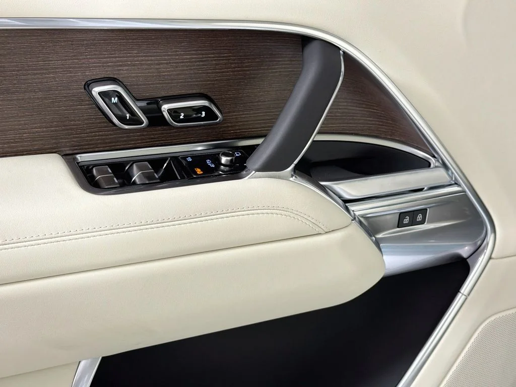 New 2027 Fuji White Land Rover SE image 18